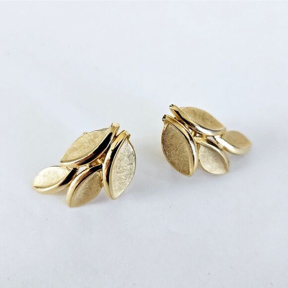 Crown Trifari Vintage 1960's Brushed Gold Tone Laurel Leaf Clip On Earrings - Picture 1 of 9